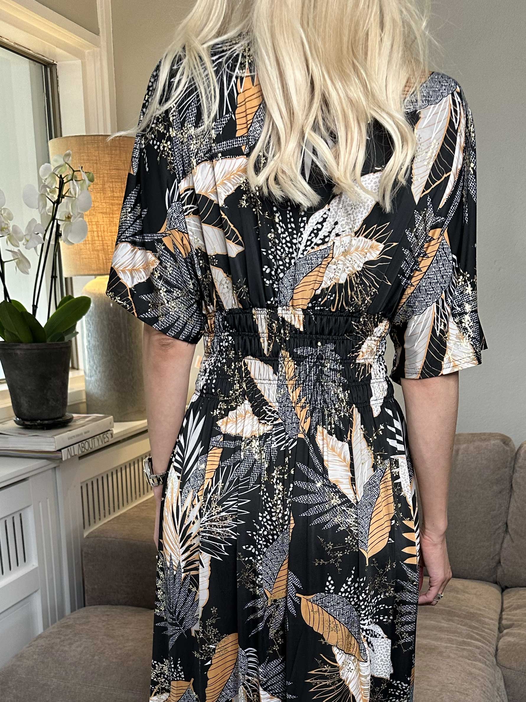 Pams Leafy - Lång klänning med resår i skrynkelfritt tyg